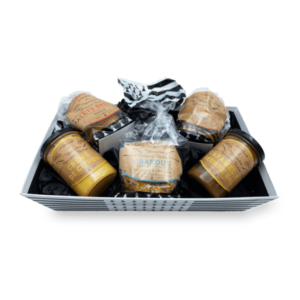 Image d'un panier appelé coffret breizh, contenant trois paquets de gâteaux bretons et deux tartinables.