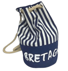 Image d'un sac marin rayé bleu. Une fusion d'inspiration maritime et de traditions bretonnes