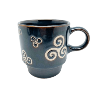 Image d'une tasse empilable aux motifs variés de triskell inspirés de la Bretagne.