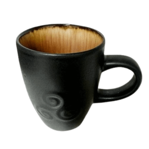 Image d'une tasse triskell noire. Une élégante fusion de tradition celtique et design contemporain.