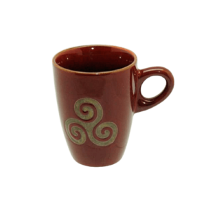 Image d'une tasse bretonne rouge à triskell.