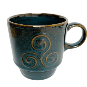 Image d'une tasse bretonne à triskell bleu empilable.